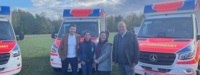 Bild vergr��ern: Am 26. Oktober �bergab Landrat Thomas M�ller (r.) in Neuendorf die ersten sechs von insgesamt 16 neuen Rettungstransportwagen an die Rettungsdienste im Landkreis.